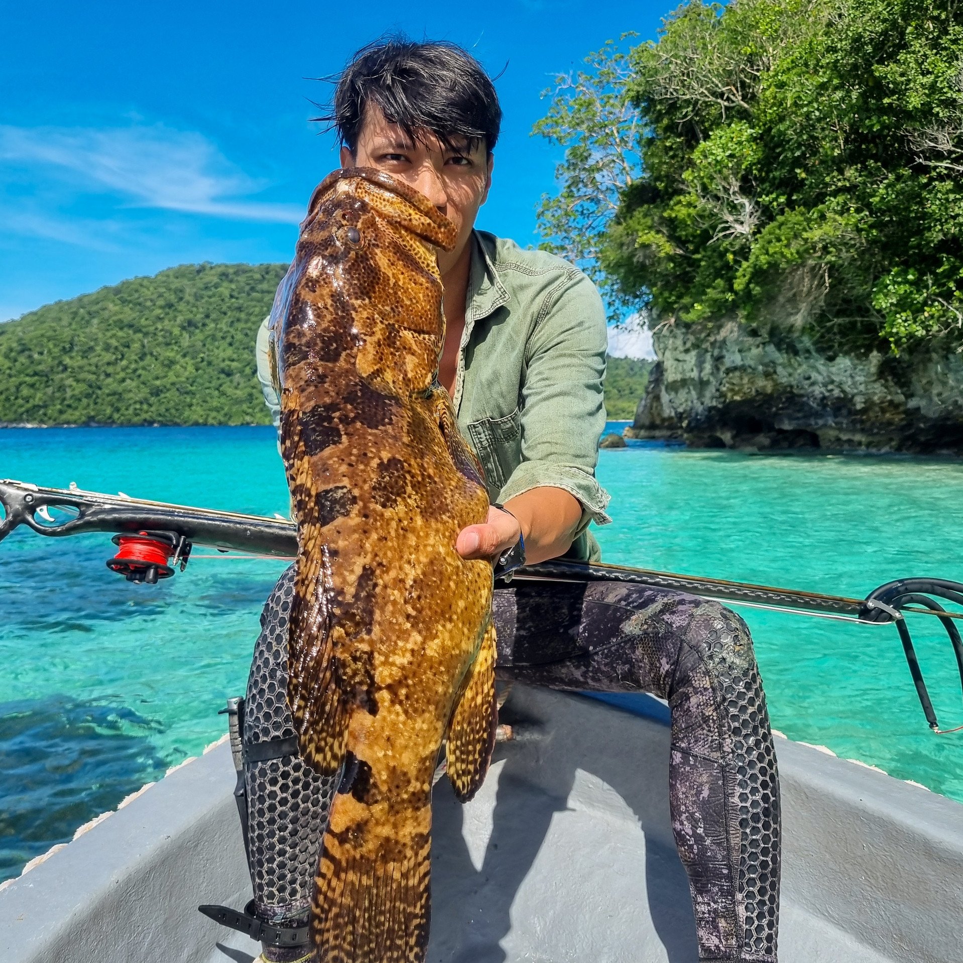 Anh Nguyên săn được những con cá mú "khổng lồ". Ảnh: NVCC