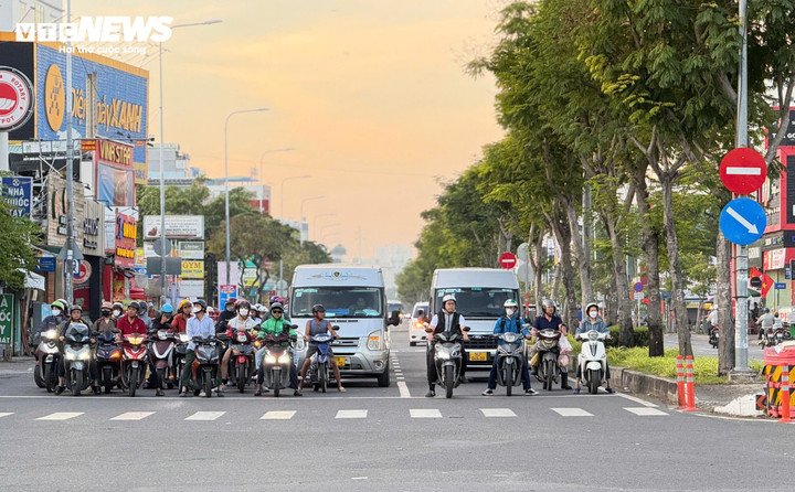 Theo cơ quan khí tượng, không khí lạnh từ phía Bắc khuếch tán sâu kết hợp trời quang mây ban đêm là nguyên nhân khiến nhiệt độ TP.HCM giảm mạnh trong đợt này.