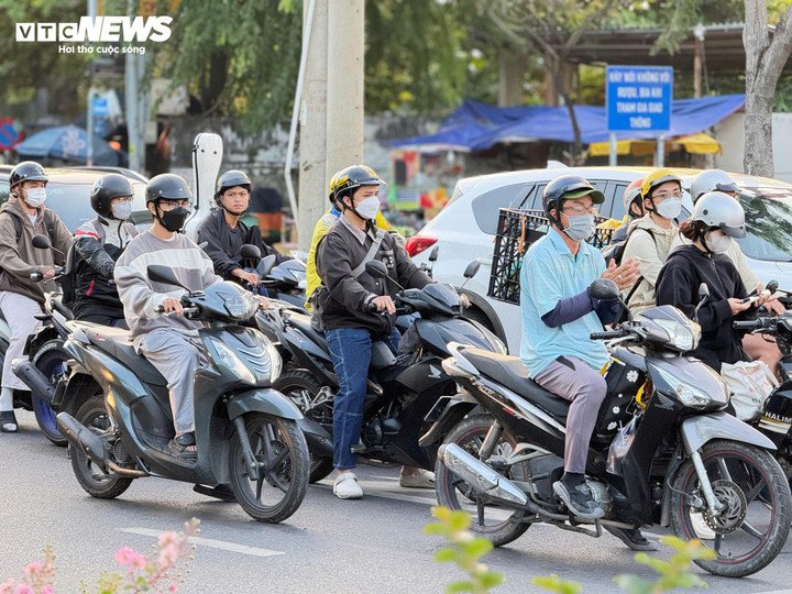 Người dân di chuyển trên đường phải mặc thêm áo ấm.