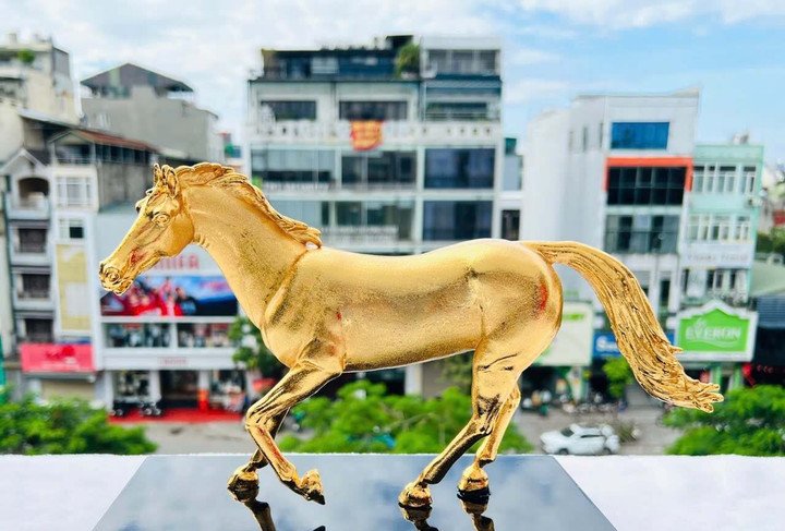 Khi tiếp xúc với ánh sáng tự nhiên, ánh kim của lớp vàng càng lấp lánh hơn