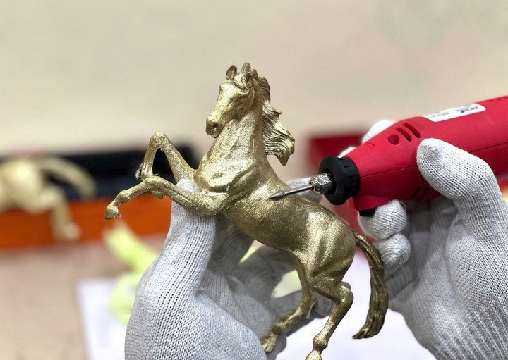 Tượng ngựa được xử lý cầu kỳ để có lớp mạ vàng lấp lánh.