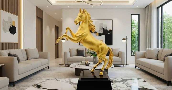 Tượng ngựa mạ vàng ánh kim được nhiều khách chọn mua.