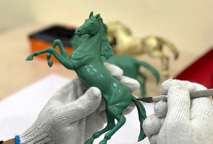 Đầu tiên, tượng ngựa được làm từ sáp nến, để dễ dàng chỉnh sửa dáng, thế và các khối cơ bắp.