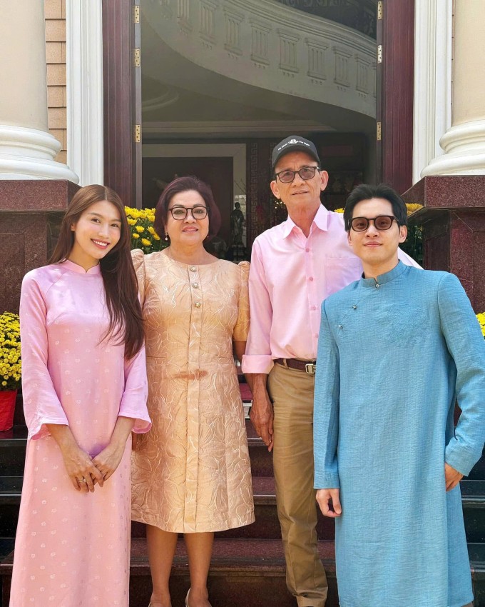 Vợ chồng Quỳnh Châu bên bố mẹ Phát Nguyễn.