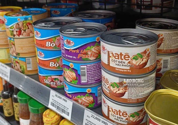 Các sản phẩm của Công ty CP đồ hộp Hạ Long bày bán ở cửa hàng tiện lợi trên đường Kênh Dương, TP Hải Phòng vào ngày 8-1