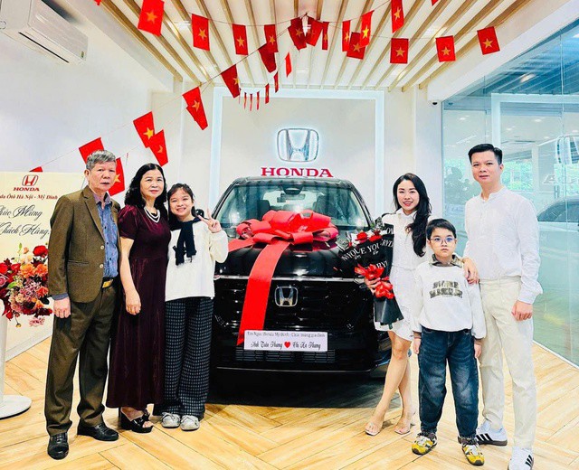 Nhiều gia đình lựa chọn mua ô tô dịp cuối năm hoặc đầu năm mới.