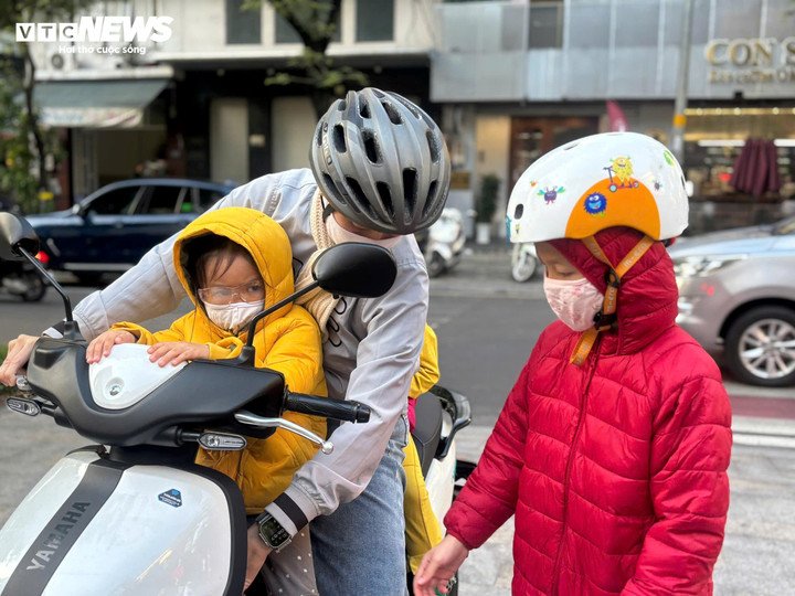 Trẻ mặc áo phao giữ ấm khi tới trường sáng nay.