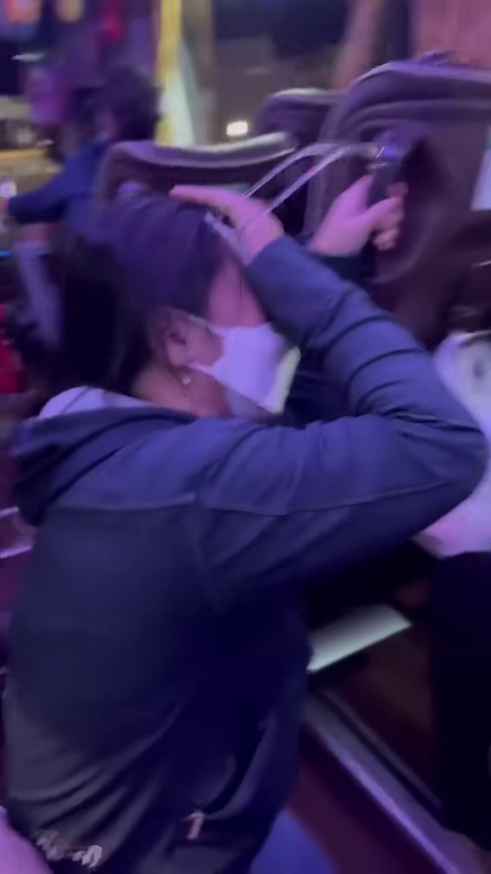 Một nữ hành khách hoảng loạn trên "chuyến xe bão táp". Ảnh cắt ra từ clip