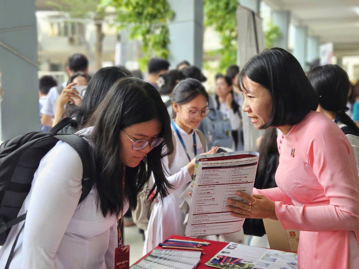 Học sinh tại TP HCM tìm hiểu thông tin tuyển sinh năm 2026. Ảnh: HUẾ XUÂN