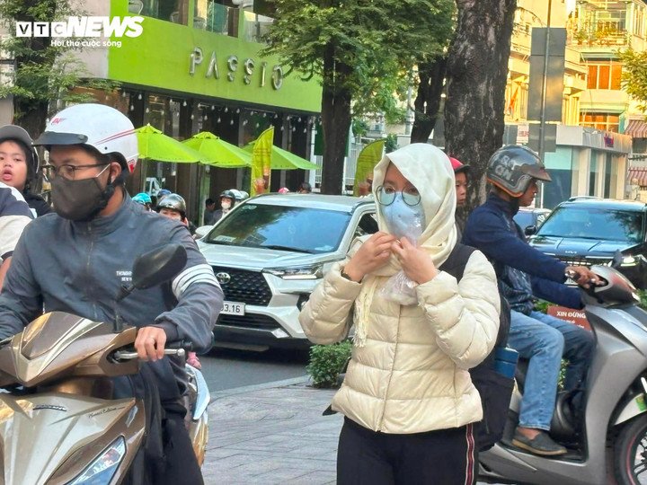 Người dân TP.HCM mặc áo ấm vào sáng nay do thời tiết se lạnh. (Ảnh: Phan Nga)
