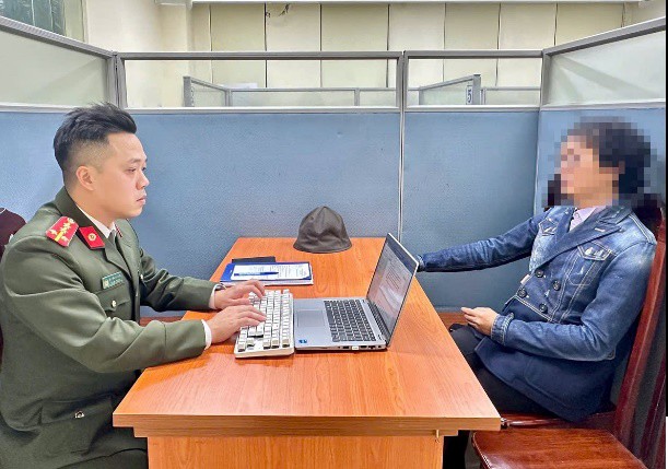 Công an làm việc với ông N.H.A. Ảnh: Công an TP Hà Nội.