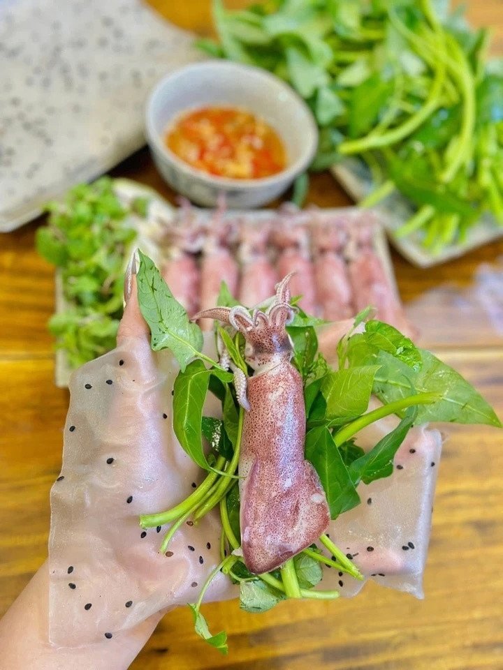 Món mực hấp cuốn rau muống bánh tráng được nhiều người ưa chuộng trong mùa hè.