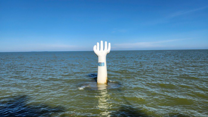 Những bàn tay khổng lồ khi xây dựng đã gây tranh cãi vì có nhiều bất cập