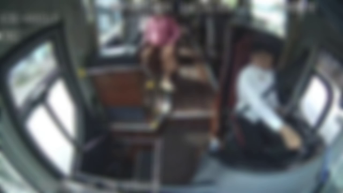 Tế xe Hùng Hiếu vừa điều khiển xe vừa bấm điện thoại suýt gây ra tai nạn. Ảnh cắt ra từ clip