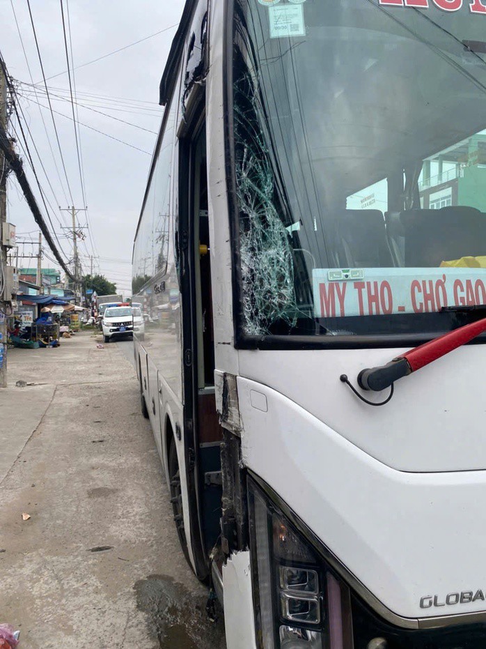 Sau va chạm, xe khách Hùng Hiếu bị hư hỏng phần hông