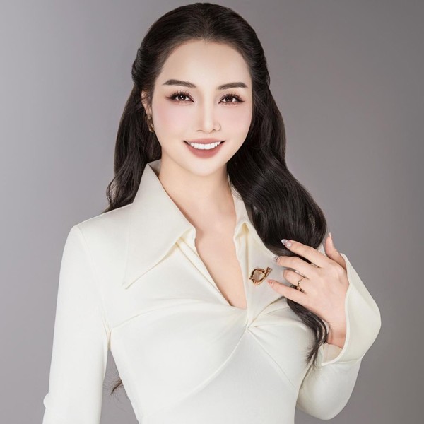 Trong phim đóng vai mẹ nhưng ngoài đời nàng Trúc của "Những ngọn nến trong đêm" năm nào vẫn sở hữu sắc vóc "hack" tuổi. Để có được vẻ ngoài xinh đẹp như vậy, Mai Thu Huyền chăm chút bản thân rất khoa học.