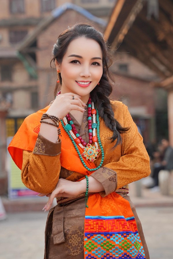 Và sau cùng, cô chú trọng đến việc chăm sóc da. Mai Thu Huyền cho biết, khi còn trẻ, da khỏe và đẹp hơn nên dùng những sản phẩm nhẹ nhàng, không cần tác động chuyên sâu, hoặc hạn chế dùng mỹ phẩm. Tuy nhiên, khi đến độ tuổi nhất định, thay vì dưỡng trắng, dưỡng hồng, dưỡng ẩm thì cần phải dùng các biện pháp chuyên sâu, chống nhăn và ngăn lão hóa, vì "nếu để nếp nhăn hình thành thì vô phương cứu chữa".