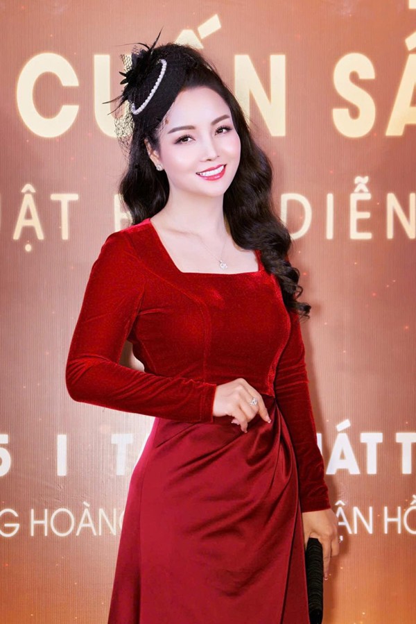 Trong khâu chăm sóc hàng ngày, cô cũng áp dụng nhiều bước chăm sóc da cơ bản, lần lượt là: rửa mặt, thoa nước hoa hồng, dùng kem chống nắng và sau đó là các bước trang điểm.