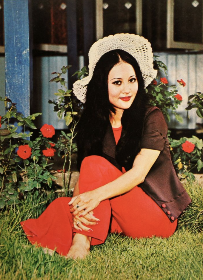 Bà Runglawan Sripatimakoon, là người đứng giữa trong logo ba cô gái của thương hiệu cá hộp "Ba Cô Gái". Ảnh: @picha966