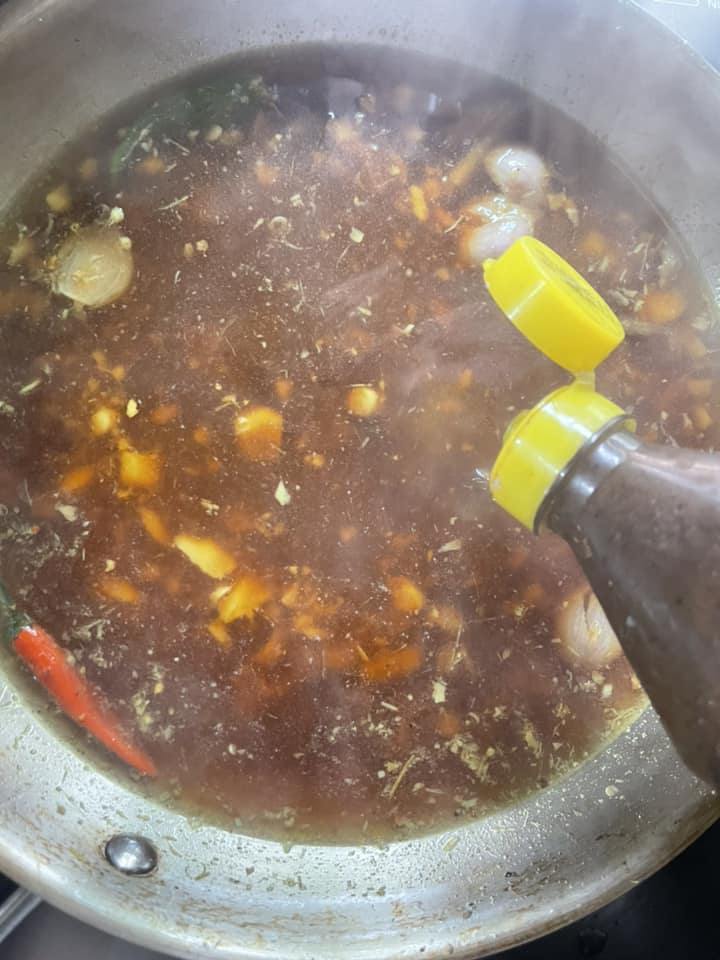 Cách kho cá với chuối xanh, khế chua: Đổ tương bần vào