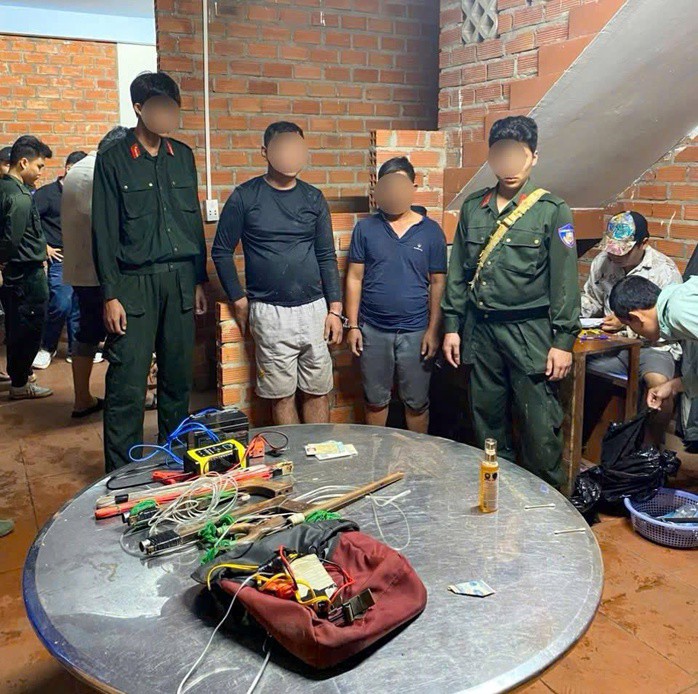 Các đối tượng trong đường dây bị bắt cùng tang vật