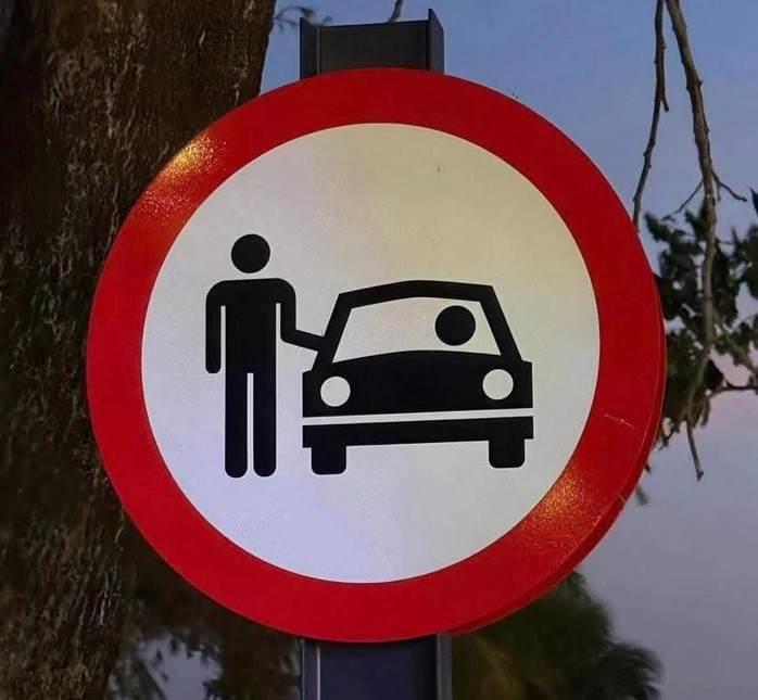 Biển báo "lạ" được chia sẻ trên mạng xã hội, nhận về hàng ngàn bình luận hài hước