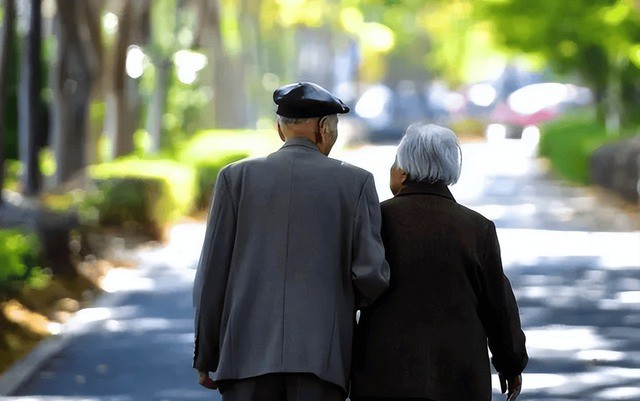 Điều khiến hai ông bà cảm thấy chật vật nhất không nằm ở tiền bạc, mà ở sự vắng bóng của con cái. Ảnh minh họa