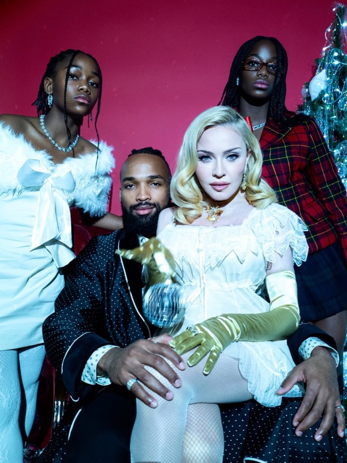 Madonna chụp ảnh Giáng sinh cùng tình trẻ Akeem Morris và hai con.