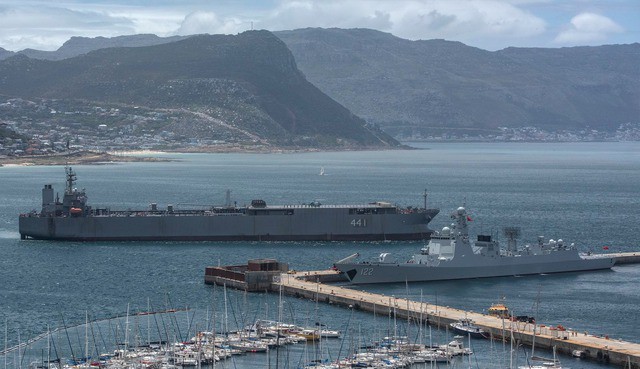 Tàu chiến IRIS Makran của Iran và tàu khu trục Tangshan 122 của Trung Quốc tại căn cứ hải quân Simon's Town – Nam Phi. Ảnh: Brenton Geach
