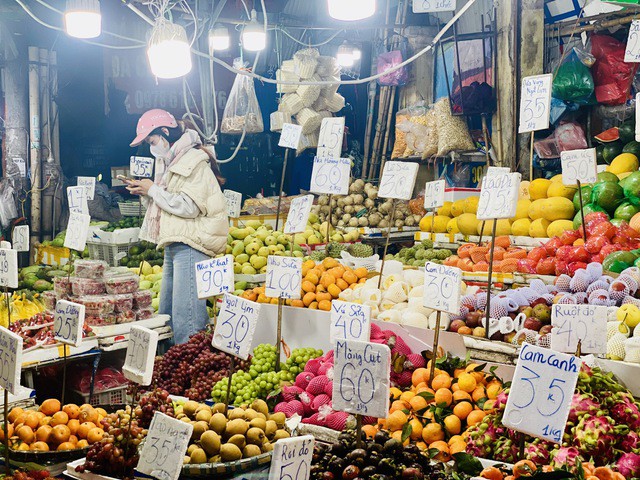 Nhiều loại hoa quả được bày bán trên thị trường để phục vụ nhu cầu của người tiêu dùng.