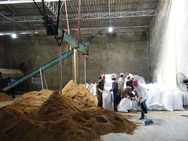 Chế biến bột cá tại HTX Thiên Phú, tỉnh Hà Tĩnh.