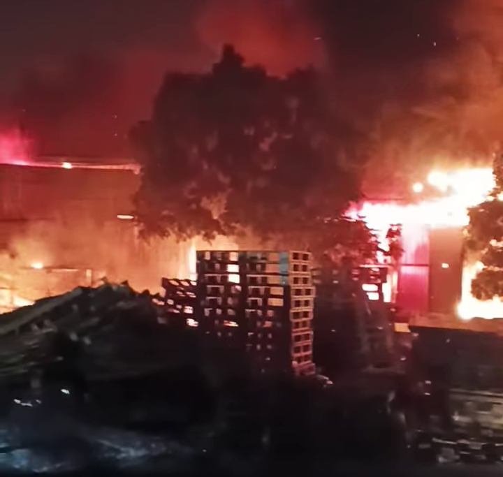 Khói lửa cuồn cuộn bao trùm xưởng gỗ gần ga Lạc Đạo, Hưng Yên - 2