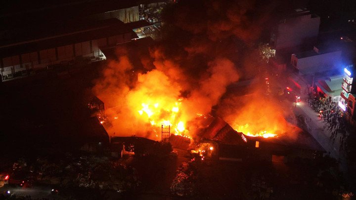 Khói lửa cuồn cuộn bao trùm xưởng gỗ gần ga Lạc Đạo, Hưng Yên - 4