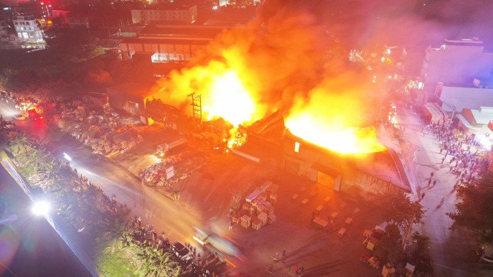 Do bên trong xưởng chứa nhiều vật liệu dễ cháy nên ngọn lửa lan nhanh và bùng phát dữ dội.