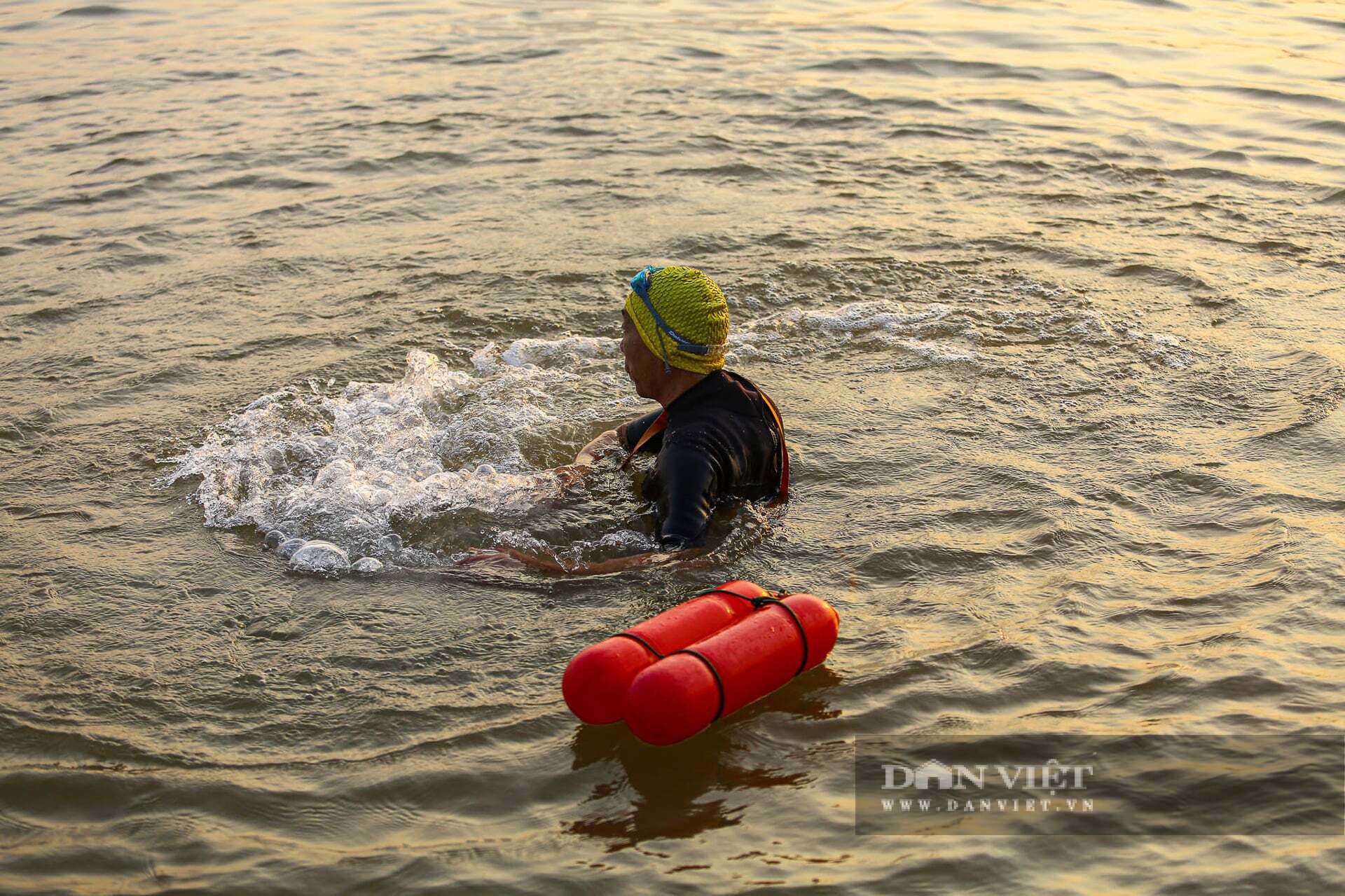 Hà Nội rét 8 độ C, người dân vẫn ngâm mình bơi lội trên sông Hồng suốt cả giờ - 8