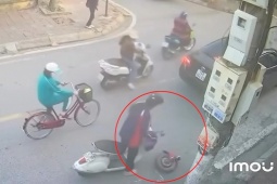 Clip: Lắc nhẹ tay lái, nữ sinh bàng hoàng khi bánh trước xe điện rơi ra giữa đường