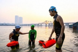 Hà Nội rét 8 độ C, người dân vẫn ngâm mình bơi lội trên sông Hồng suốt cả giờ