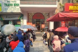 Giá vàng hôm nay mới nhất (9/1) đảo chiều tăng mạnh: Người mua xếp hàng xuyên trưa, vây kín nhà vàng dù chưa mở bán