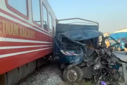 Va chạm với đoàn tàu Hoa Phượng Đỏ, cabin xe tải bị vò nát