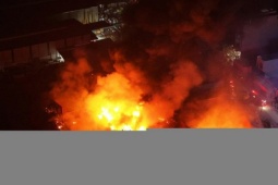 Khói lửa cuồn cuộn bao trùm xưởng gỗ gần ga Lạc Đạo, Hưng Yên