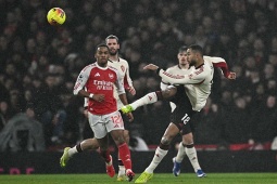 Trực tiếp bóng đá Arsenal - Liverpool: Mưa nặng hạt, nhiều pha trượt chân (Ngoại hạng Anh)