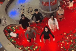 Du khách Việt tắm trong 'nồi lẩu' khổng lồ đầy ớt, nhiều người tưởng AI