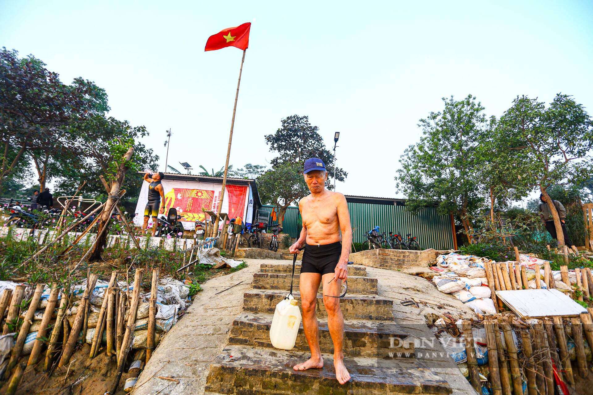 Hà Nội rét 8 độ C, người dân vẫn ngâm mình bơi lội trên sông Hồng suốt cả giờ - 22