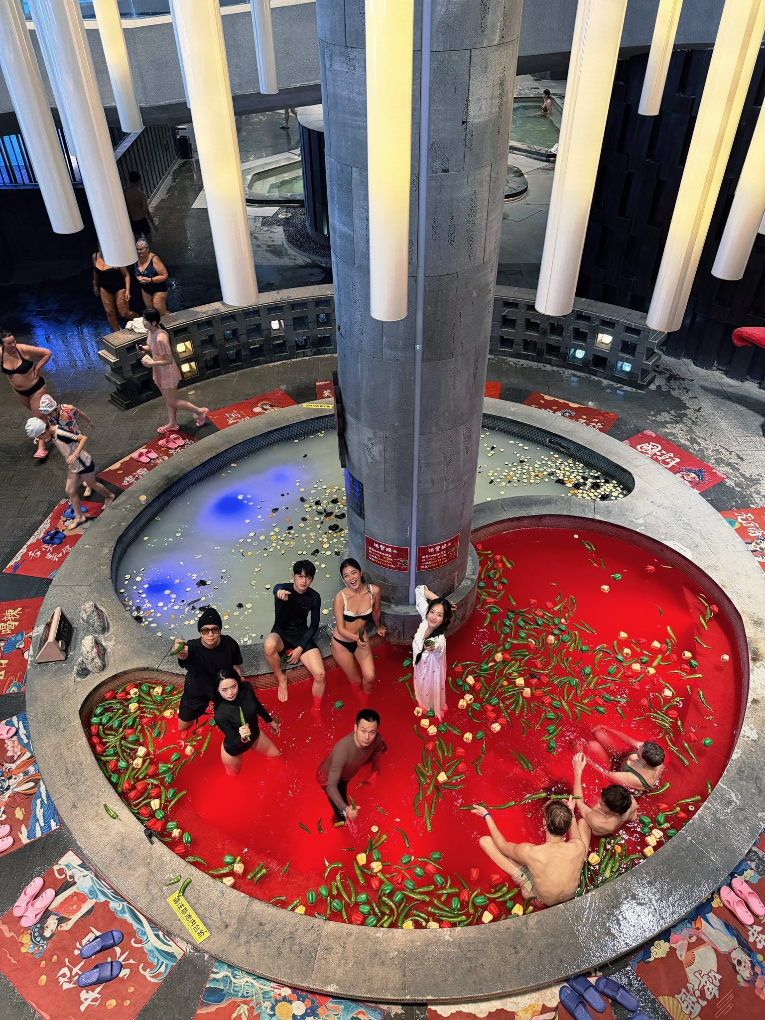 Bể tắm mô phỏng hình ảnh nồi lẩu khổng lồ. Ảnh: Nga Lúa