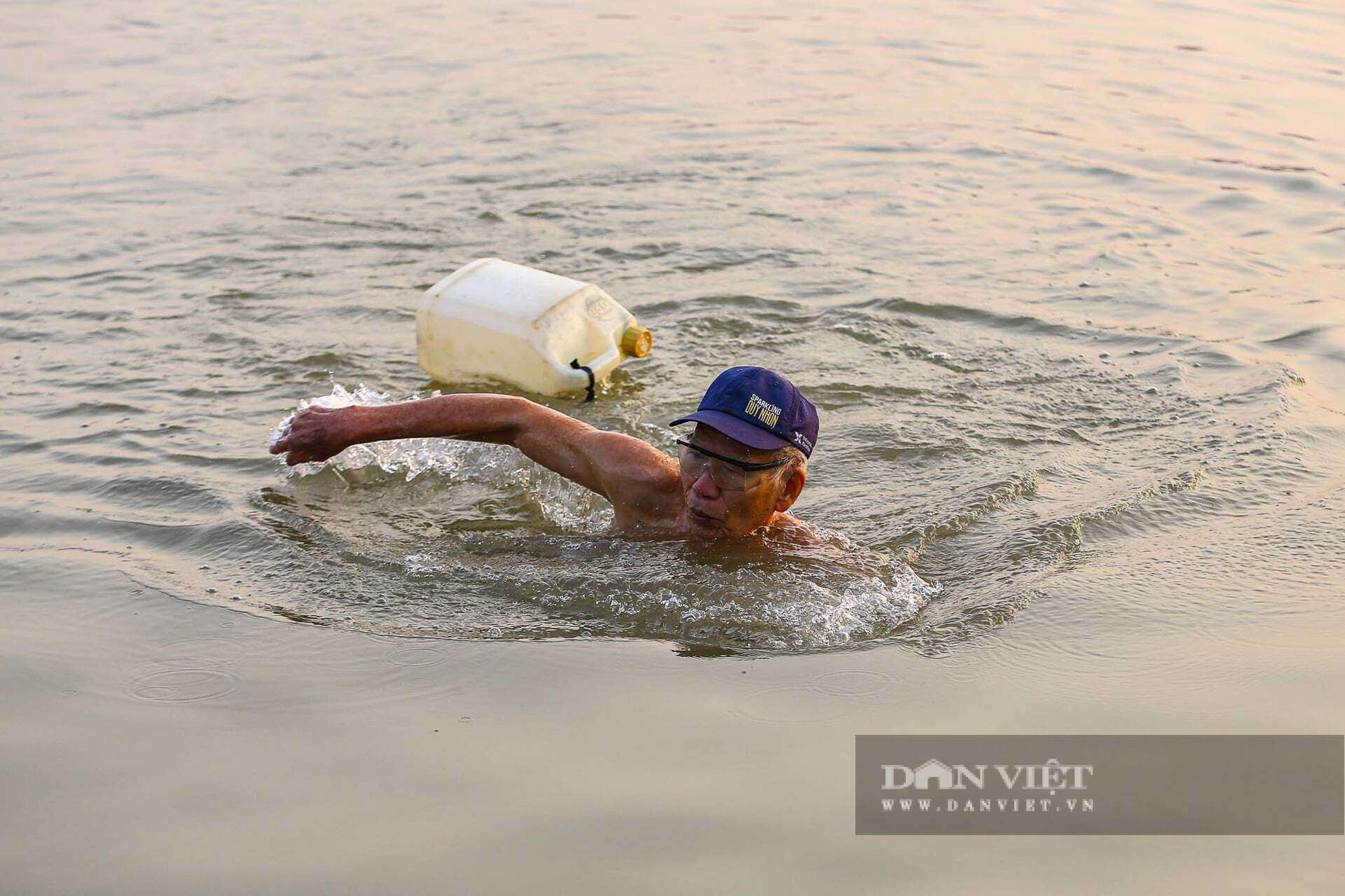 Hà Nội rét 8 độ C, người dân vẫn ngâm mình bơi lội trên sông Hồng suốt cả giờ - 23