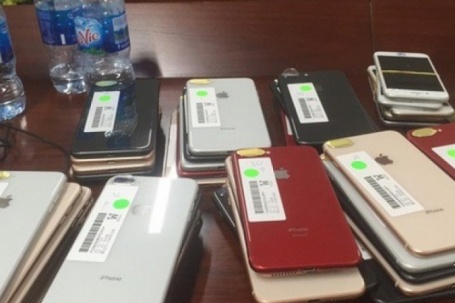 Bán 2.540 iPhone là tang vật vi phạm hành chính, giá khoảng 800 ngàn đồng mỗi chiếc