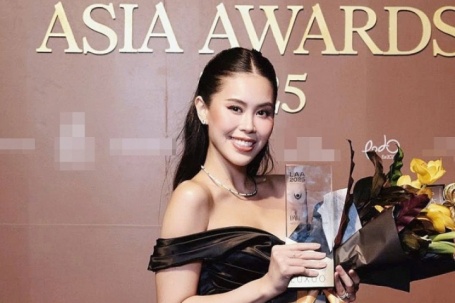 Tiên Nguyễn đeo trang sức 3,5 tỷ đồng đi nhận giải