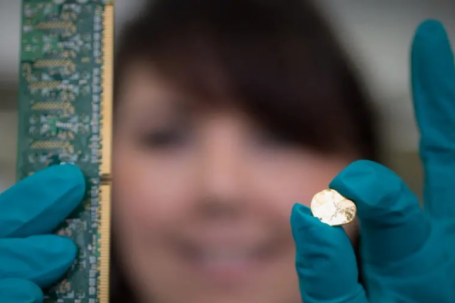 Công nghệ thu hồi hơn 98% vàng từ điện thoại cũ trong 20 phút