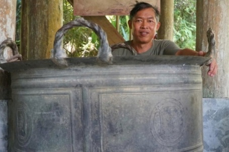 Người đàn ông ở Thanh Hóa đổi một căn nhà sàn lấy chiếc nồi đồng cổ