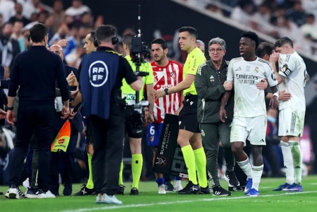 HLV Simeone mỉa mai Vinicius sẽ bị "bố già" Perez đuổi khỏi Real Madrid